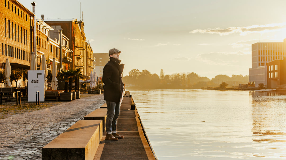 Bei morgendlichem Sonnenschein am Hafen Münster am Wasser laufend RŌSHI Schuhe