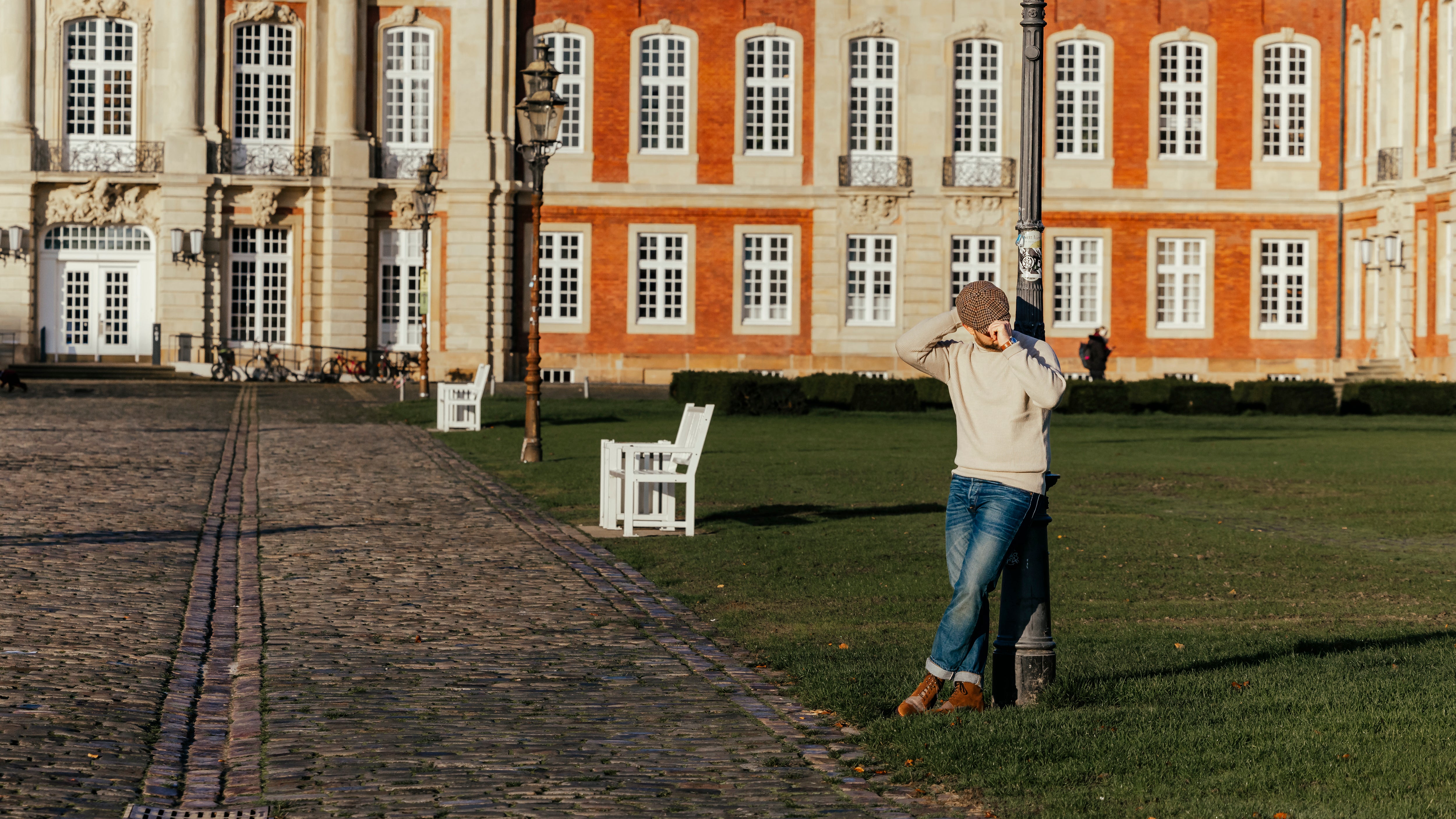 Robin an Laterne lehnend mit Marshal Mauritz Stiefel vor Schloss Münster